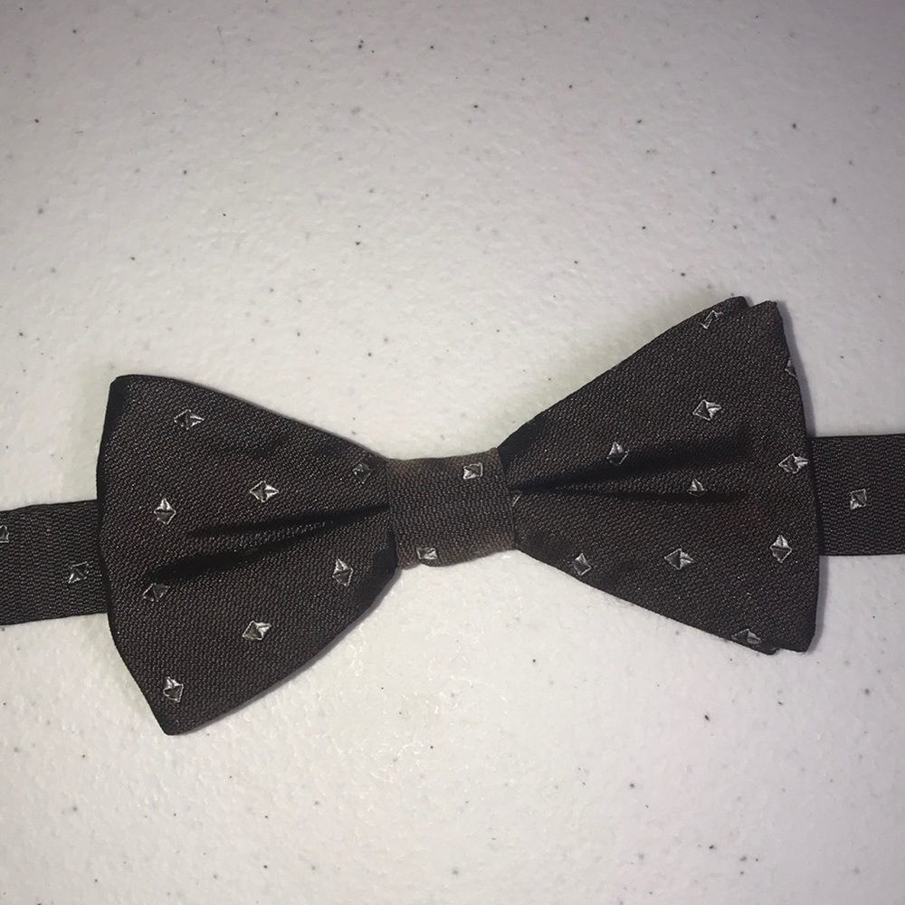 Van Heusen, Bow Tie, Like New, 100% Silk, Brown & Silver Design